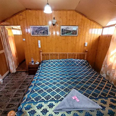 Tashkand Houseboat Srīnagar Buitenkant foto