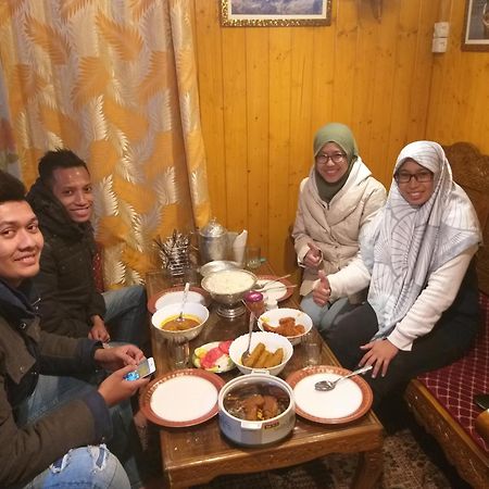 Tashkand Houseboat Srīnagar Buitenkant foto