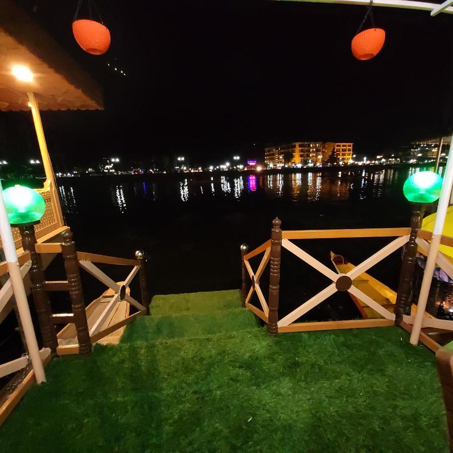 Tashkand Houseboat Srīnagar Buitenkant foto