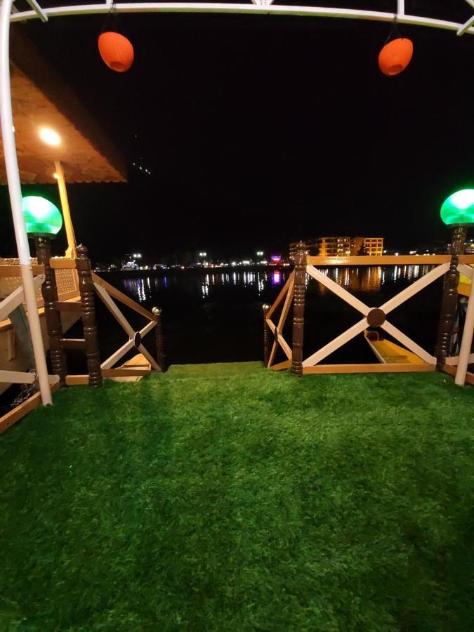 Tashkand Houseboat Srīnagar Buitenkant foto