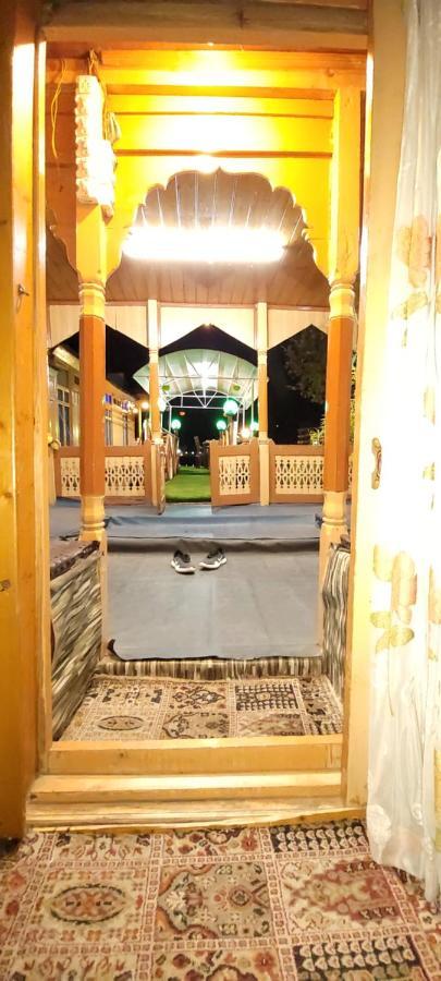 Tashkand Houseboat Srīnagar Buitenkant foto