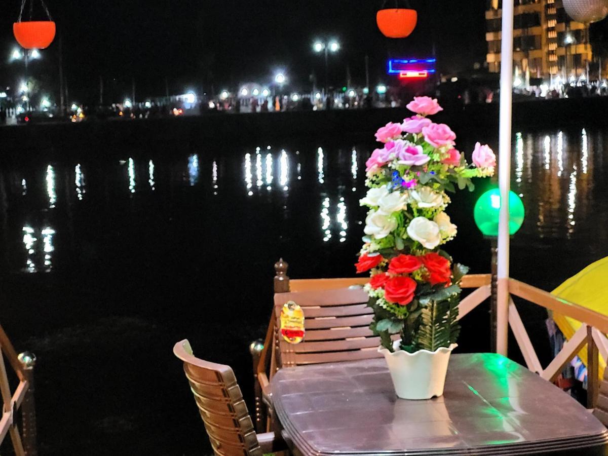 Tashkand Houseboat Srīnagar Buitenkant foto