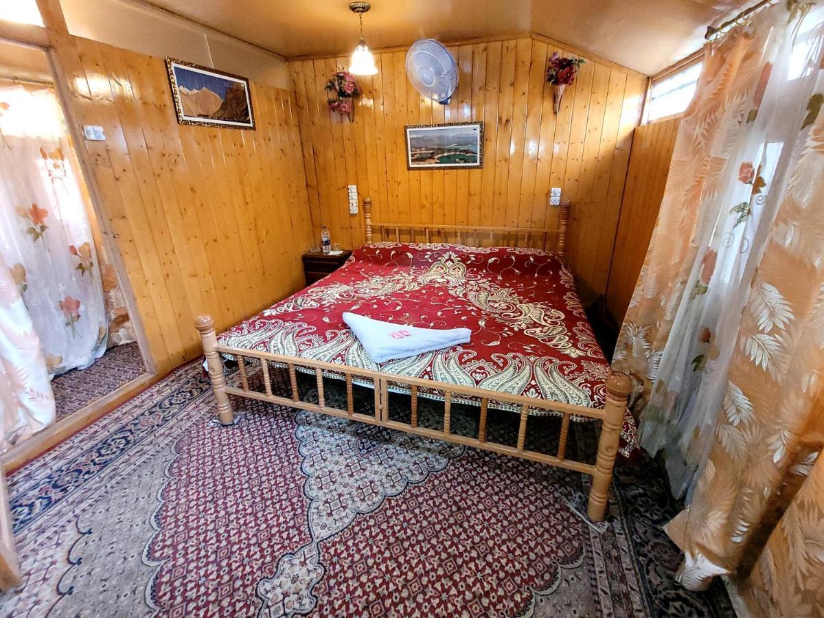 Tashkand Houseboat Srīnagar Buitenkant foto