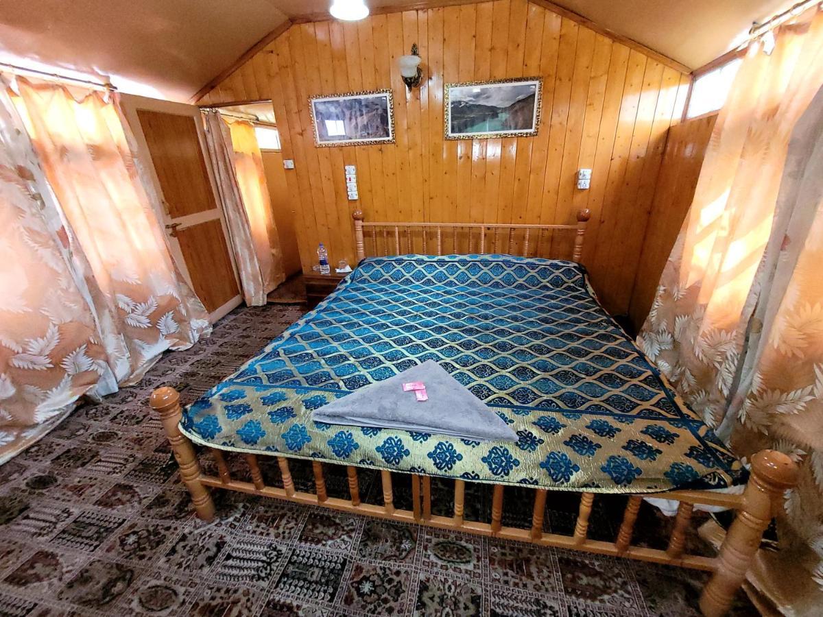 Tashkand Houseboat Srīnagar Buitenkant foto