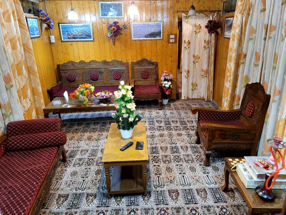 Tashkand Houseboat Srīnagar Buitenkant foto