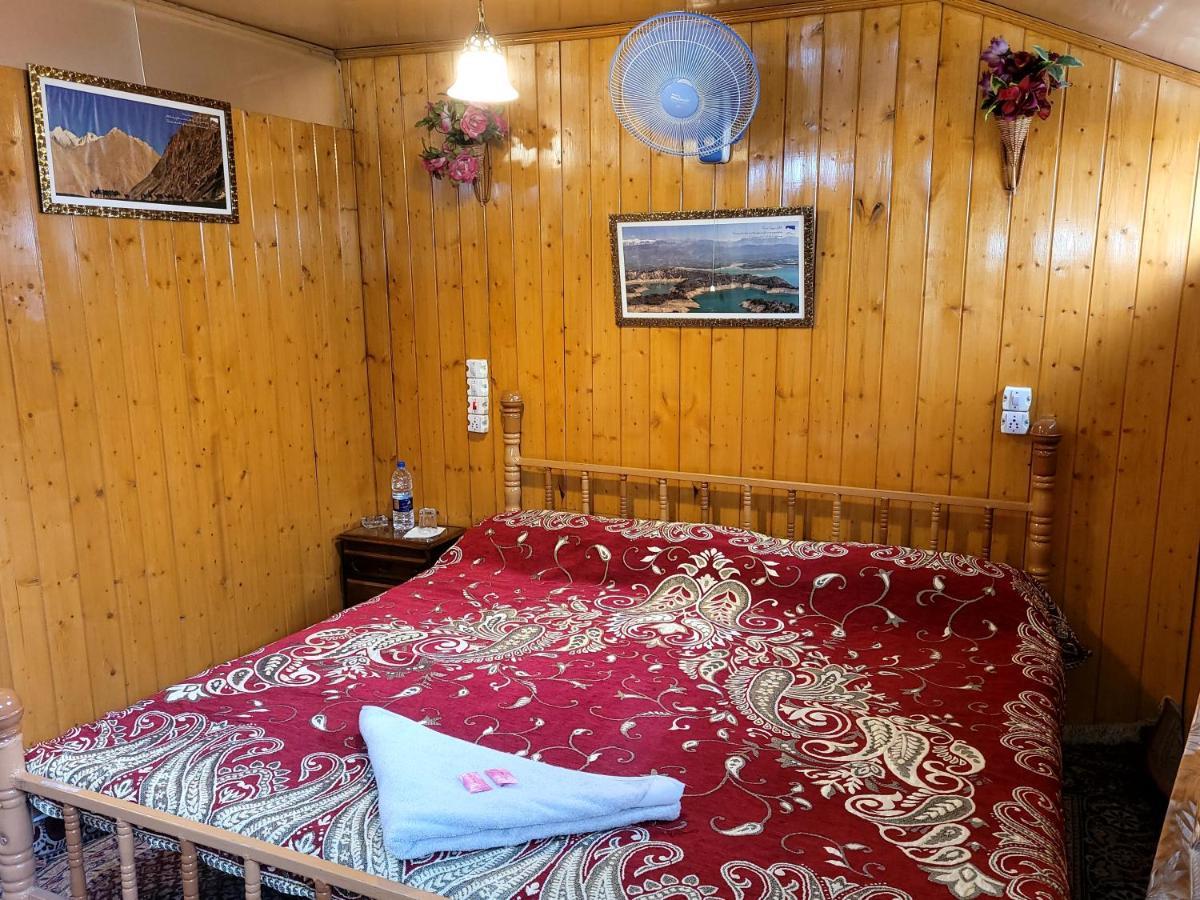 Tashkand Houseboat Srīnagar Buitenkant foto