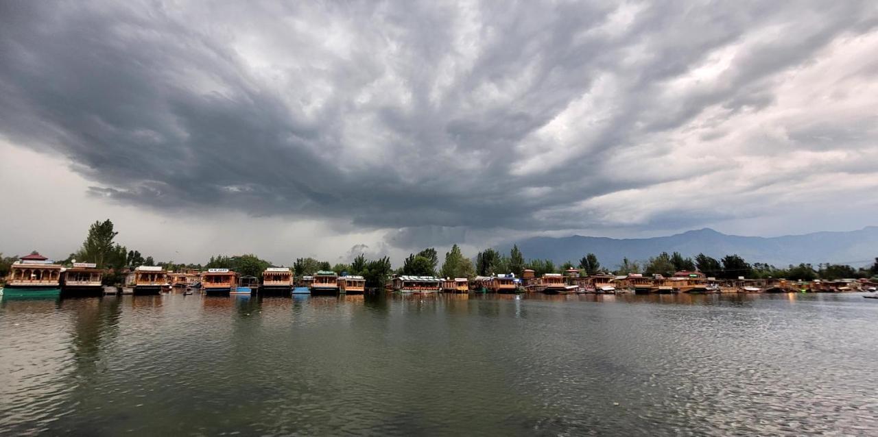 Tashkand Houseboat Srīnagar Buitenkant foto