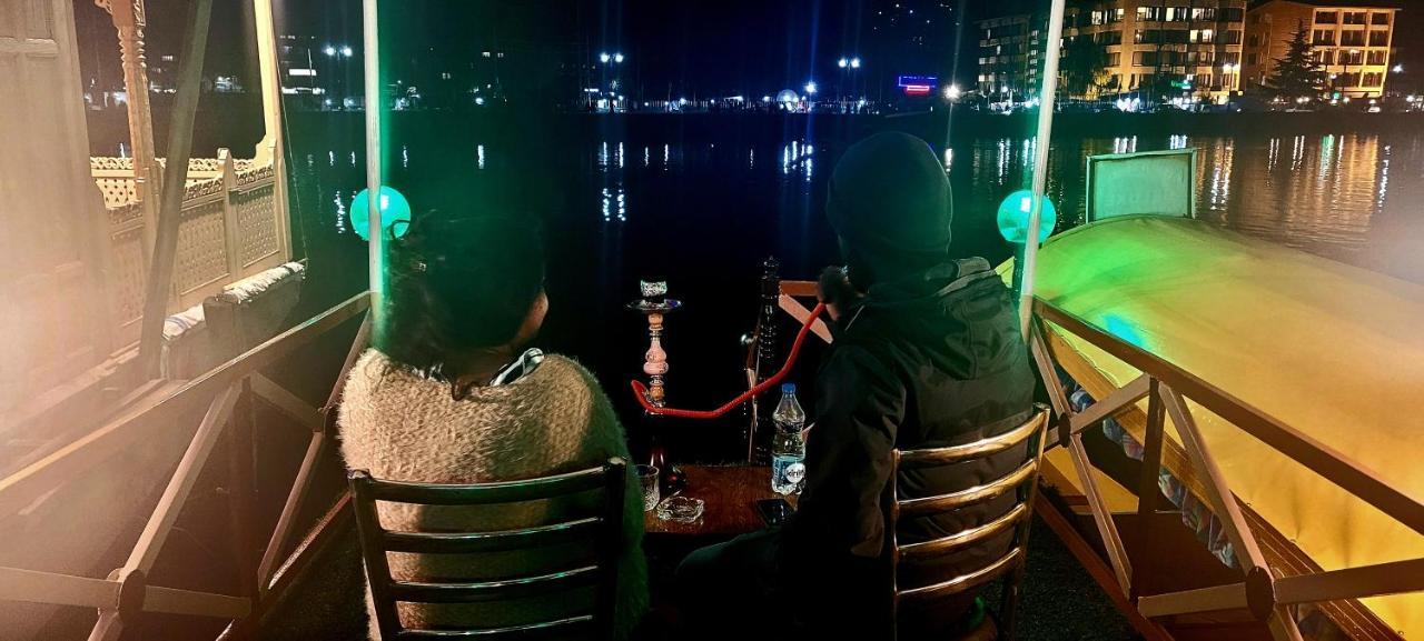 Tashkand Houseboat Srīnagar Buitenkant foto