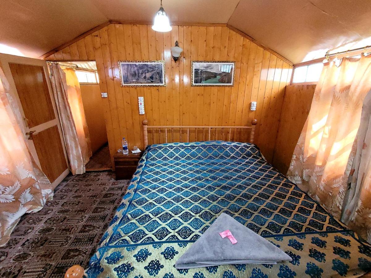 Tashkand Houseboat Srīnagar Buitenkant foto