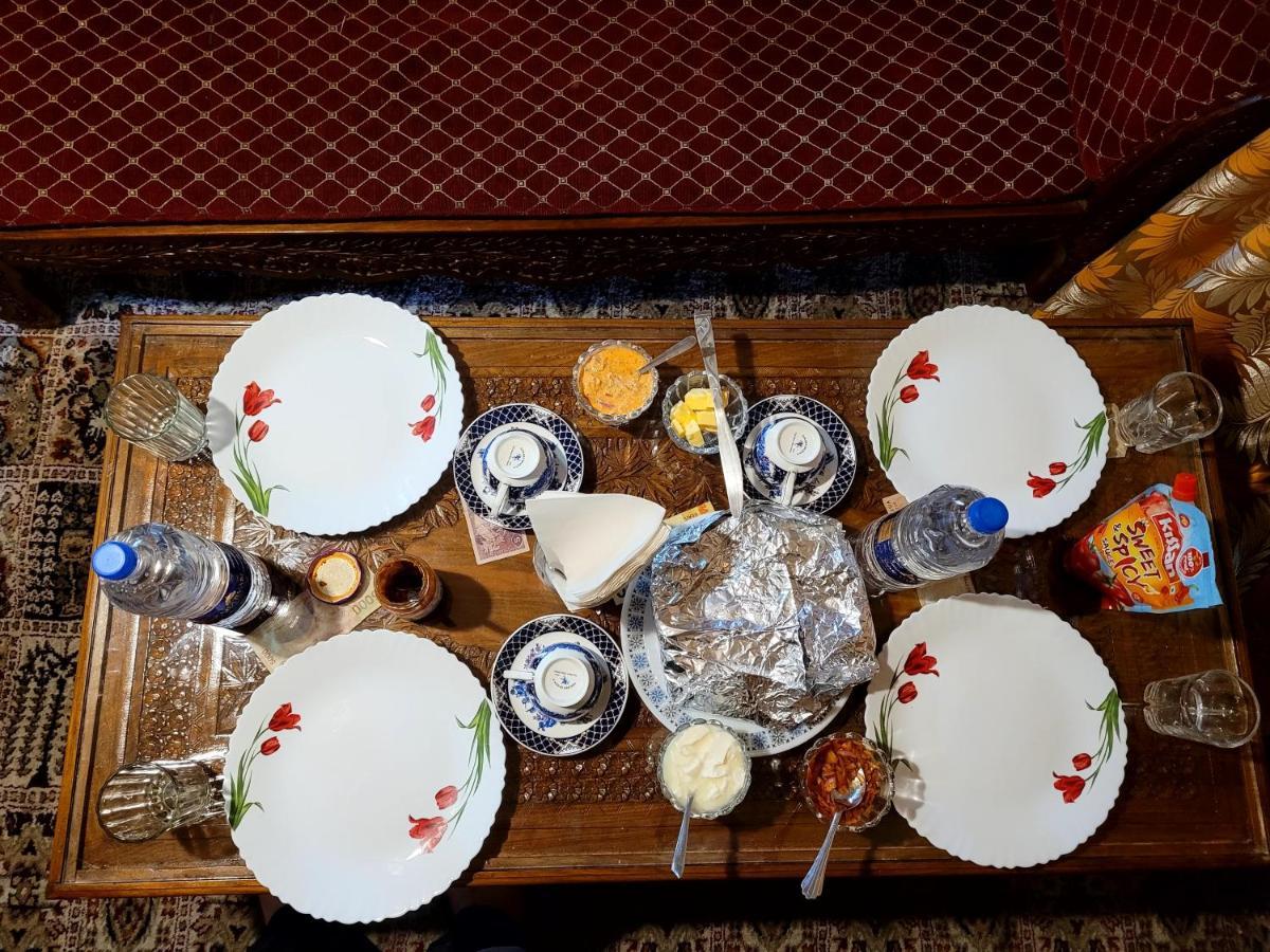 Tashkand Houseboat Srīnagar Buitenkant foto
