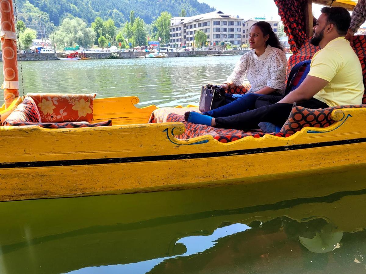 Tashkand Houseboat Srīnagar Buitenkant foto