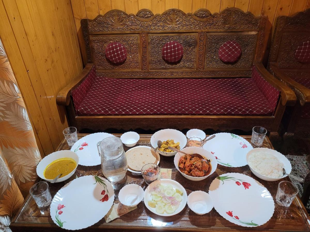 Tashkand Houseboat Srīnagar Buitenkant foto