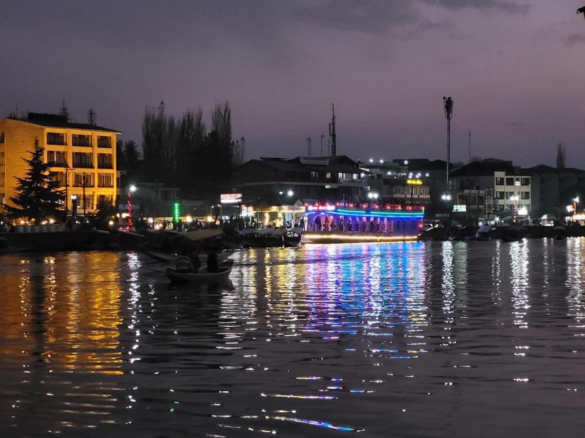 Tashkand Houseboat Srīnagar Buitenkant foto