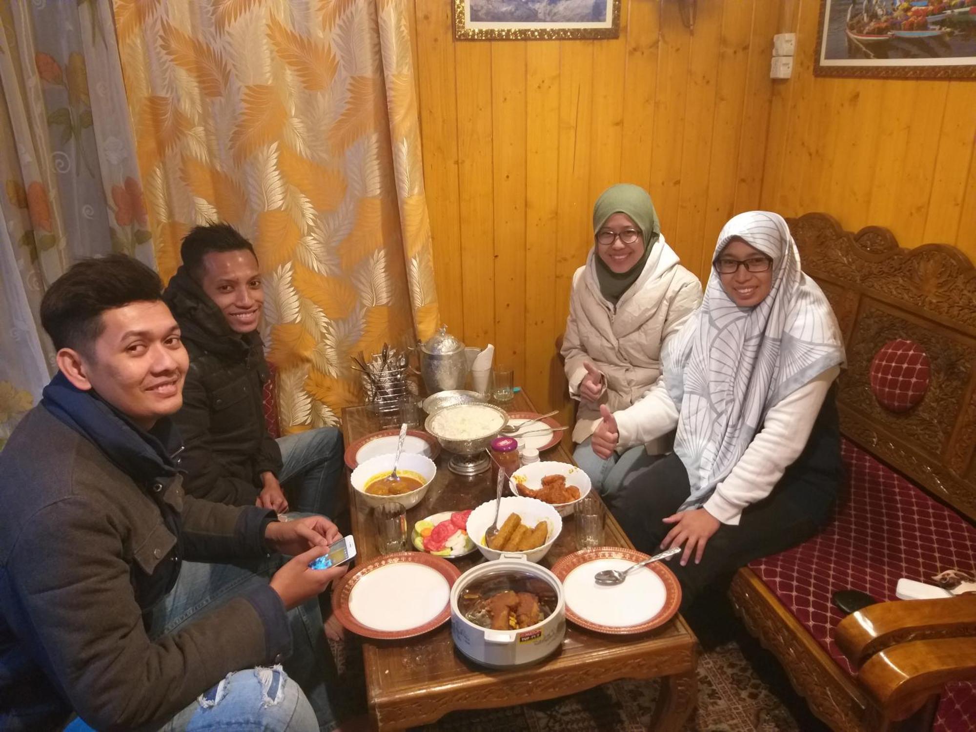 Tashkand Houseboat Srīnagar Buitenkant foto