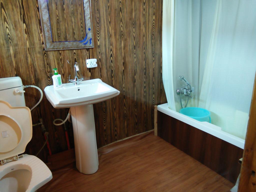 Tashkand Houseboat Srīnagar Buitenkant foto