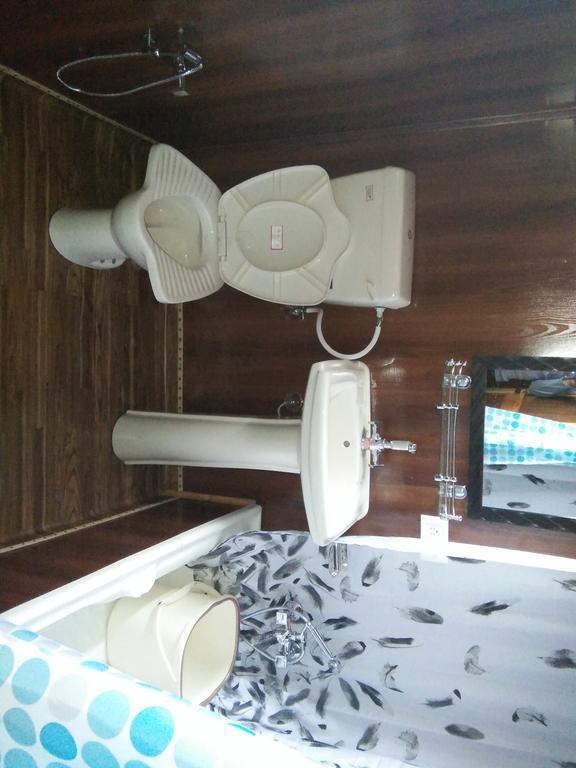 Tashkand Houseboat Srīnagar Buitenkant foto