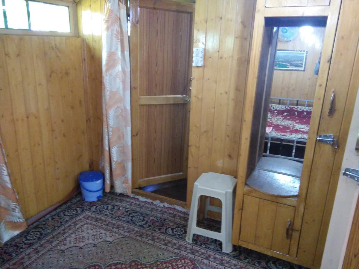 Tashkand Houseboat Srīnagar Buitenkant foto
