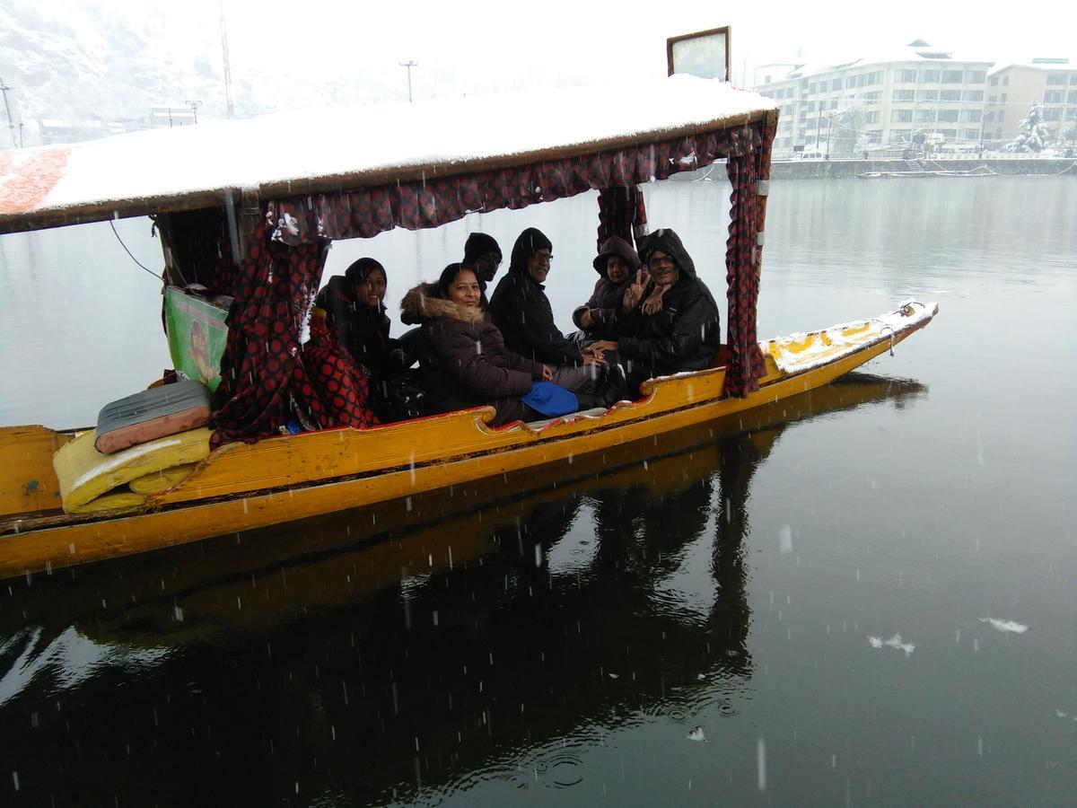 Tashkand Houseboat Srīnagar Buitenkant foto