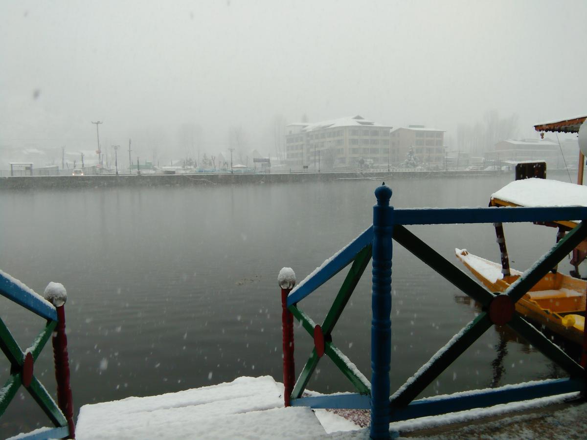 Tashkand Houseboat Srīnagar Buitenkant foto