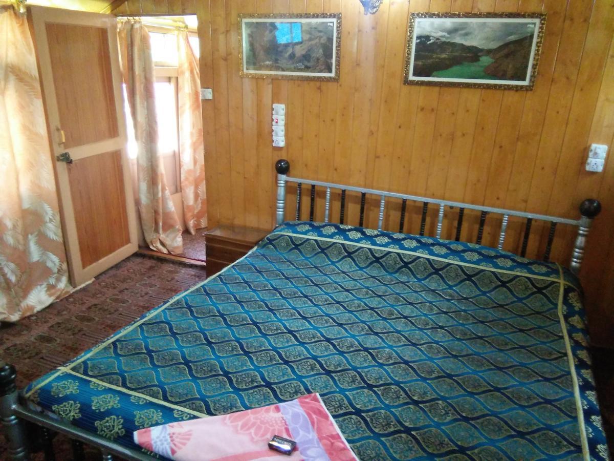 Tashkand Houseboat Srīnagar Buitenkant foto
